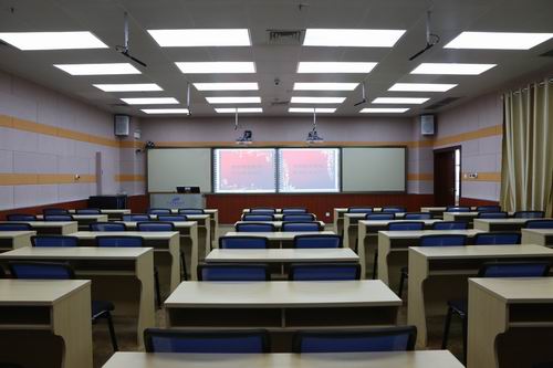广西中医药大学教师微格教室_装装修 教室内景 近日,广西中医药大学获批自治区教育厅教师教学发展中心建设项目经费投入教师微格教室、教师沙龙教室建成并正式投入使用。 新建成的教师微格教室、教师沙龙教室位于仙葫校区图书馆二楼。微格教室为62座标准型教室,可用课程录播和微格教学,能够录播教室三路标清信号(教师、板书、学生)和一路VGA信号(课件)。教师沙龙教室主要用于教师沙龙、分组微格教学、小型会议等,可同时进行教学实况直播和录制。 微格教学源自英文Microteaching, 意为微型化教学。这是一种利用现代视听技术设备(如高清录播一体机