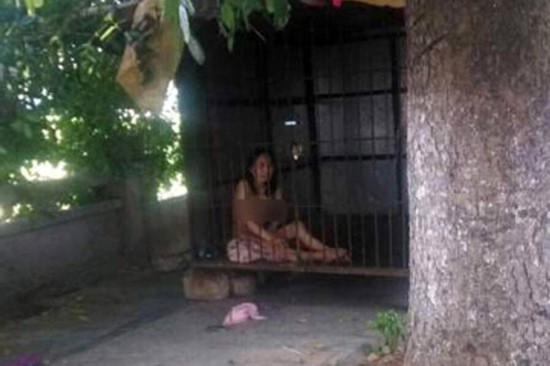 东莞一精神失常女子被裸身锁在铁笼内--山东频