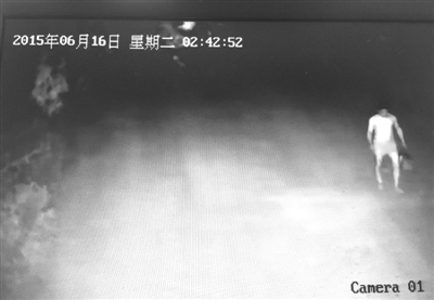 赤裸男半夜潜进村民家 <em>穿女</em>主人<em>短裤</em>偷走拎包
