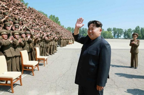 金正恩视察了军官学校教员和学生进行的高射炮射击比赛。(《劳动新闻》)