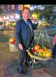 意大利驻重庆总领事客串水果摊贩走红朋友圈