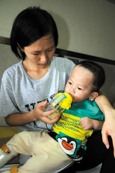 妈妈忘倒洗脚水 一岁幼儿溺水成植物人(图)