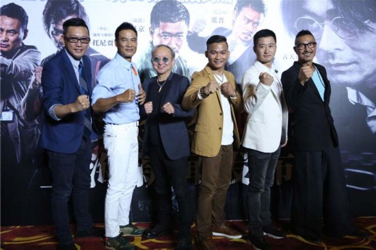 辽宁频道 娱乐 栏目头条      吴京在发布会现场,感谢郑保瑞导演,