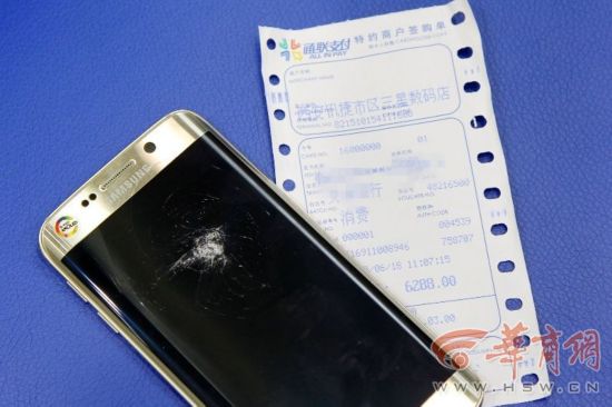 男子买三星手机模仿砸核桃 屏碎要求换货(高清