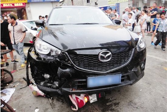 女司机被高跟鞋卡住油门当刹车校门口连撞六人