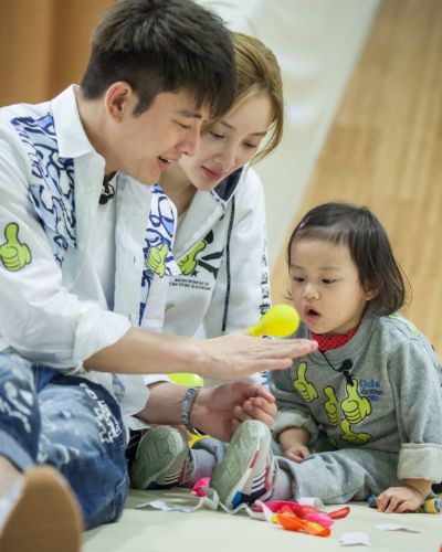 《爸爸》贾乃亮带女儿运动 甜馨运球笨拙动作