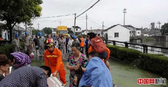 考生被困险误中考 常州消防划船将其送到考点