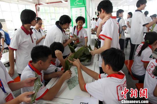 华裔青少年厦门学“包粽子”体验中国传统民俗