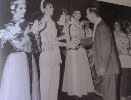 1965年,张宁(接花者)随团访问印尼,传言印尼总统也对张宁一见倾心