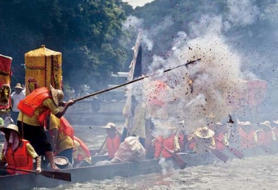 广州民众臭水划龙舟 被外地游客嘲笑二愣子