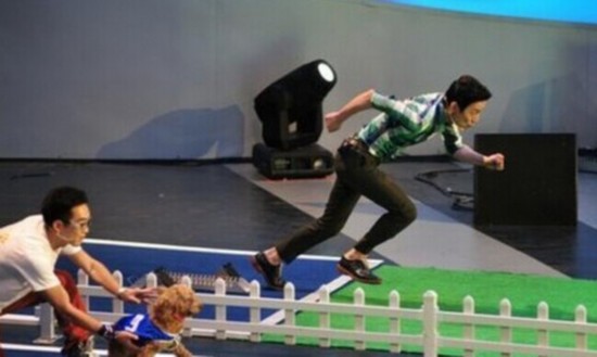 何炅《为她而战》摔倒不幸受伤 十分敬业令网