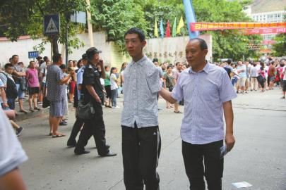 四川无臂考生高考用脚答题考出603分(图)