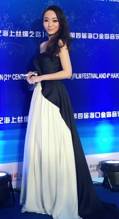 索妮简约露肩礼服亮相 彰显环保时尚观