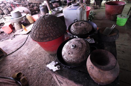 探访中国最穷困人口:人畜同屋1年吃3次肉(高清