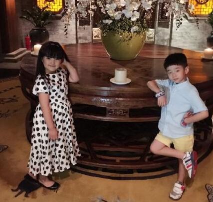 杨阳洋王诗龄相聚上演女总裁小鲜肉 萌娃多照