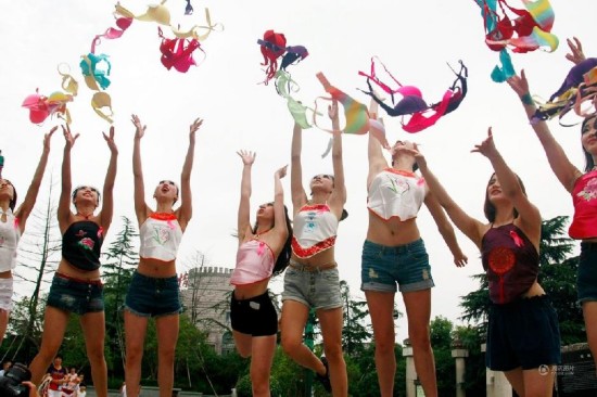 杭州<em>女性</em>抛<em>胸罩</em>呼吁关注乳腺健康--山东频道--