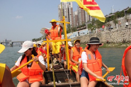 游客安康体验划龙舟 直赞好玩