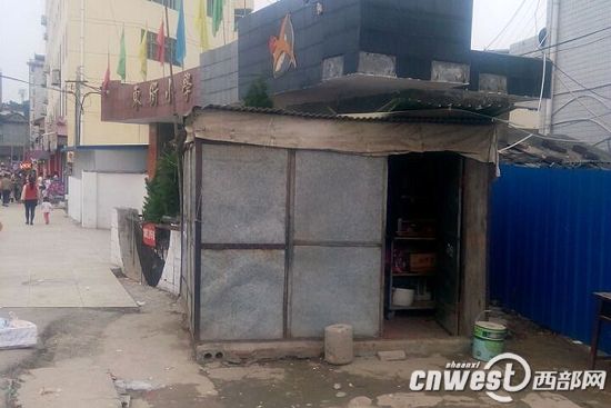 农村土房因暴雨倒塌 洛南老两口搭铁棚蜗居5年