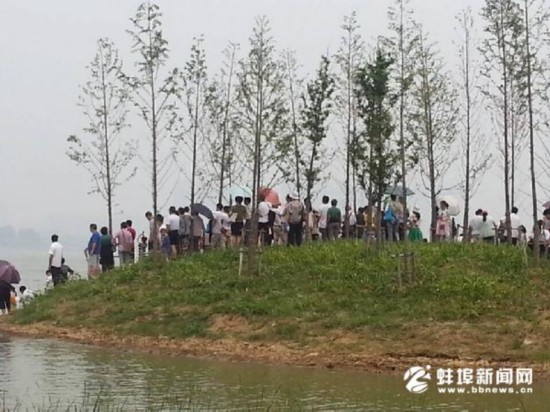 2015蚌埠首届龙舟公开赛举行