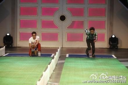 何炅摔倒《为她而战》录制现场全过程还原 不