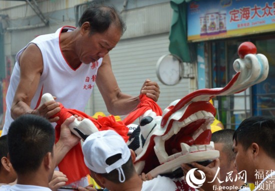 航拍福州罕见海上龙舟赛:延续四百年传统令人