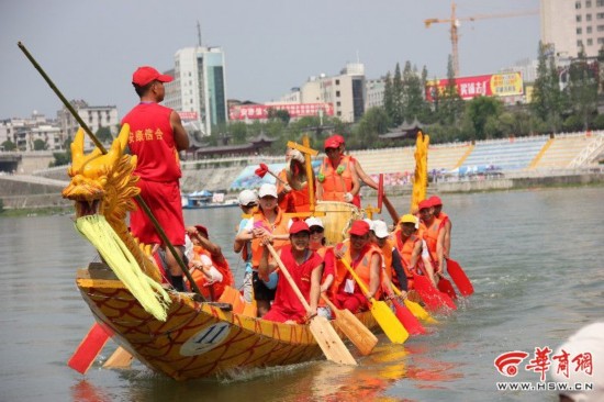 游客安康体验划龙舟直赞 好玩