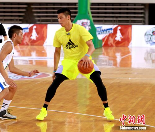 林书豪与容祖儿搭档打篮球 女神陈妍希变身花