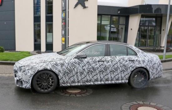 外观方面,相比此前曝光的奔驰全新E级谍照,新一代梅赛德斯-AMG E 63前脸则采用了更加简洁的单横幅式进气格栅,其前保险杠造型也更加运动,并在两侧设计有尺寸较大的散热口。从车身侧面来看,新车装配了升级的制动系统,其制动卡钳及制动盘尺寸有所增加,并对制动盘进行了打孔处理。尾部方面,新车装配了双边共四出的镀铬排气系统。