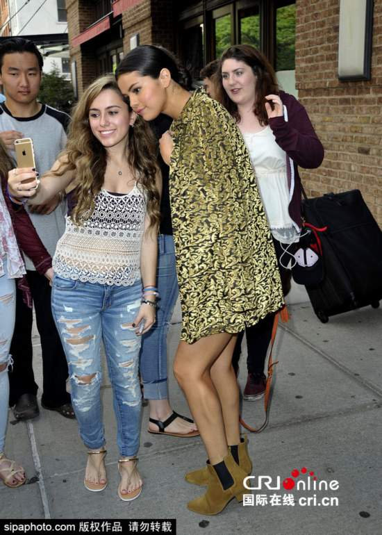 赛琳娜穿<em>白T恤短裤</em>秀性感 与粉丝自拍显亲和-