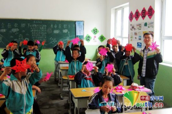 山东大学支教团成员每周三次到红领巾爱心辅导班为农民工子女进行课外辅导。