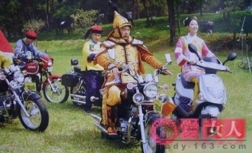 《还珠格格》珍藏级老照片 赵薇与苏有朋当众