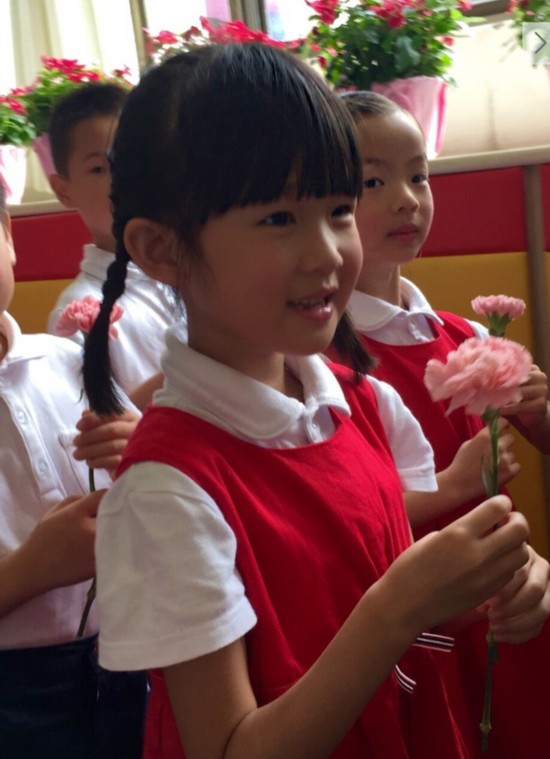 陆毅大方晒二胎女儿照片 一家四口太像了(组图