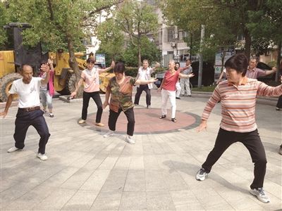 南通海门东风新村社区居民学打太极拳