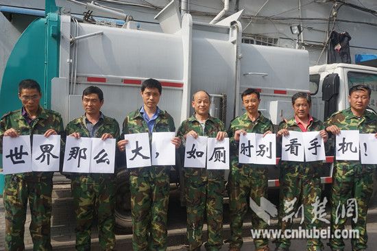 大学生与掏粪工生活20余天 拍方言视频唤起文