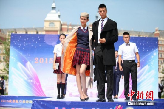 四川一学校发布国际范校服 欲打造中国最美校