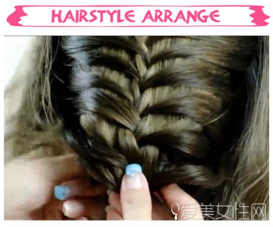 韩式盘发对决 添加鱼骨辫元素更吸睛