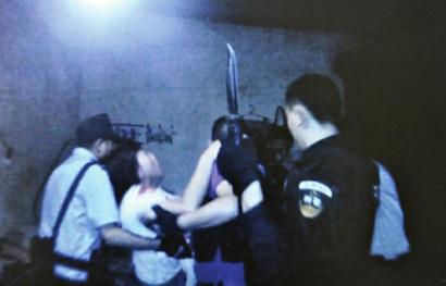 男子吸毒致幻发狂 拿刀强逼老婆承认有外遇(图