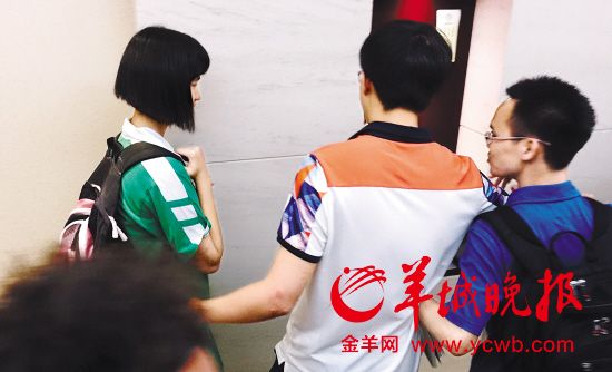 　　清华、北大的招生老师（右一右二）“争抢”高分考生叶彤