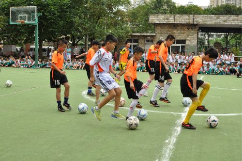 东亚青少年足球俱乐部与都匀青少年足球举行联