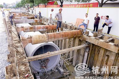 杭州西溪路埋下直径2.5米的大管子