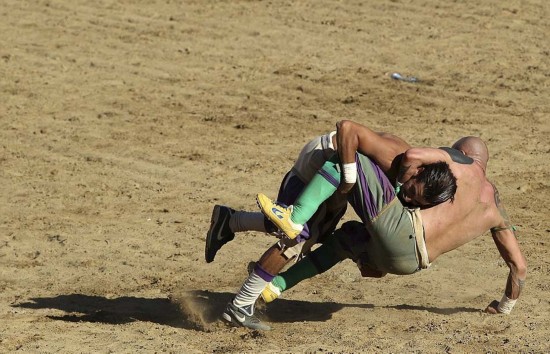 世界上最暴力的足球赛:互殴摔跤都不算犯规(高