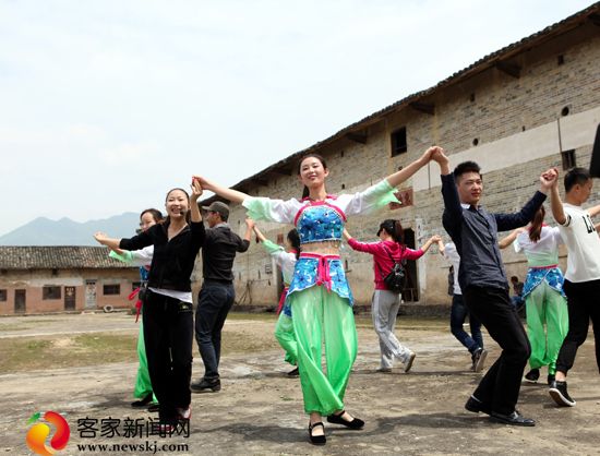 学跳客家采茶舞--人民网广西频道--人民网