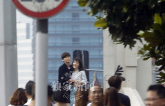 杨幂李易峰街头打闹自拍 勾肩搭背秀亲密