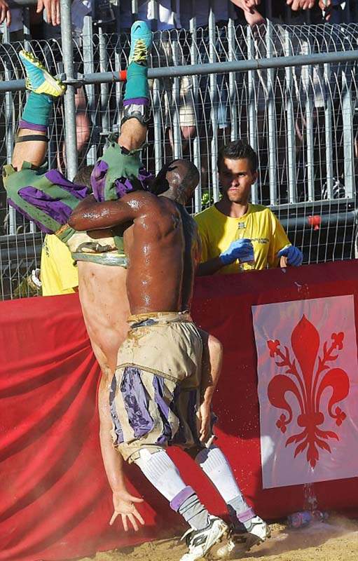 世界上最暴力的足球赛:互殴摔跤都不算犯规(高