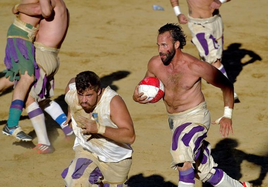 世界上最暴力的足球赛:互殴摔跤都不算犯规