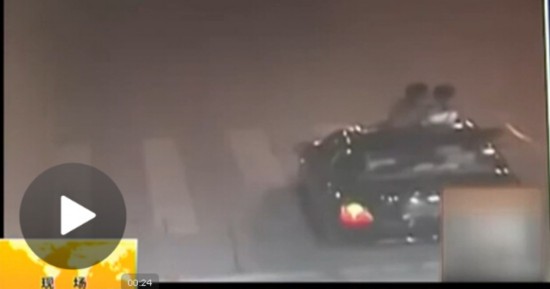 监拍男女裸身车顶激吻 交警直接看傻眼(组图)