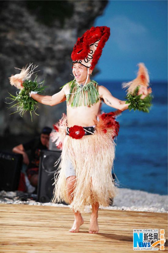 奔跑吧兄弟塞班岛集体卖腐 邓超穿草裙郑恺秀