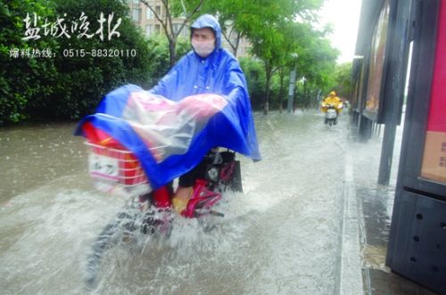 暴雨致盐城部分路段被淹 市政工人连夜抢排