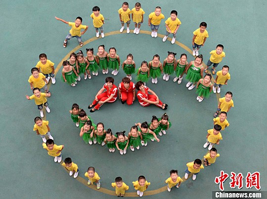 河北一幼儿园师生拍萌萌哒毕业照--旅游频道