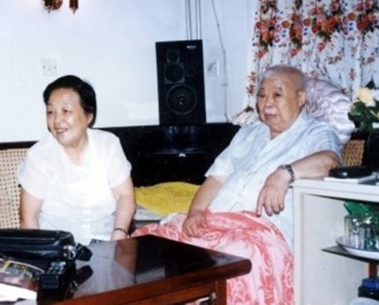 图为晚年的吴法宪和夫人陈绥圻